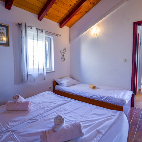 Bedrooms, Apartment Dario, Travel agency Charly, Murter, Dalmatia, Croatia Betina